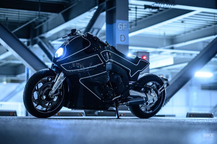 Bodi-bodinya merupakan bodykit yang terpasang pada rangka aslinya