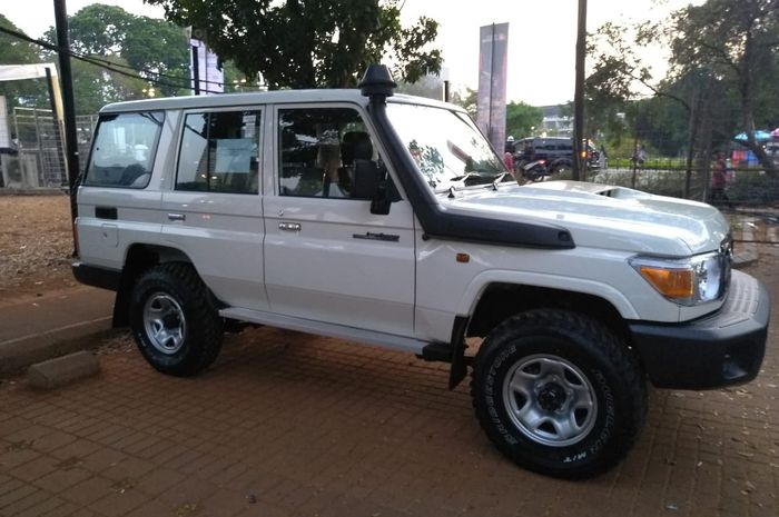 Toyota Land Cruiser seri 76 masih gress di Otobursa Tumplek Blek 2019
