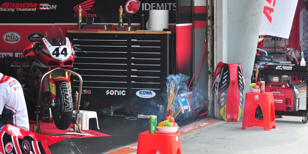 Tampak sesajen tersaji di depan paddock Tim AP Honda Thailand