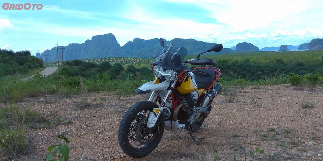 Moto Guzzi V85TT dengan latar belakang Samet Nangshe, distrik Takua Thung Phuket Thailand