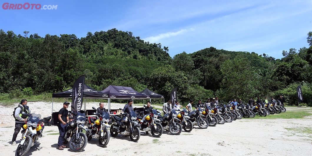 Barisan Moto Guzzi V85TT, saat coffee break di Plai Phu hot spring, Phuket Thailand.