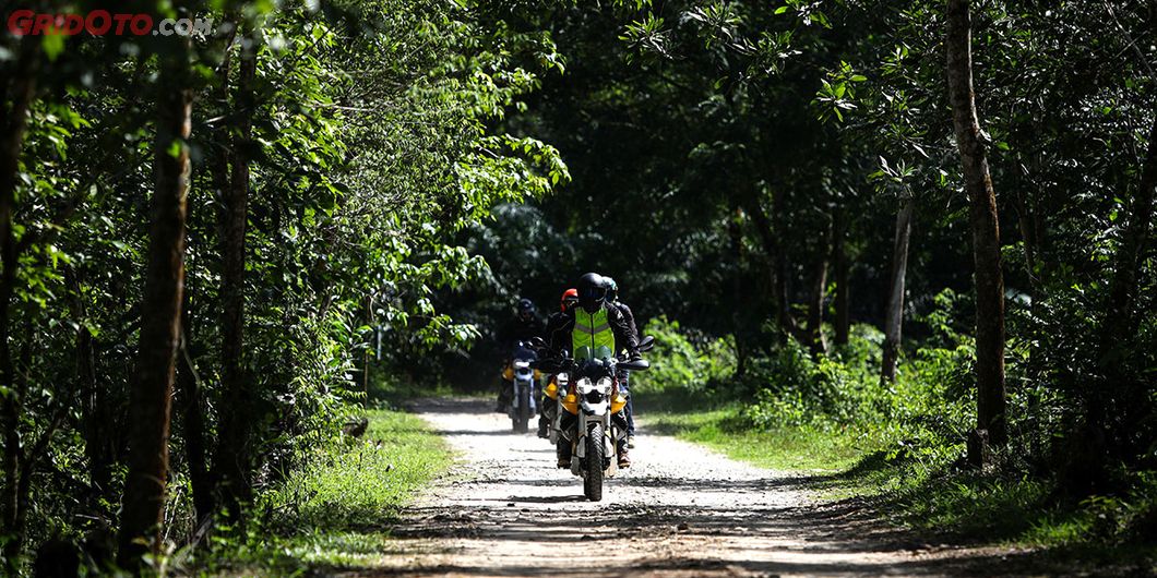 Moto Guzzi V85TT saat Menuju Pantai Pak Phra, di Phuket, Thailand. 