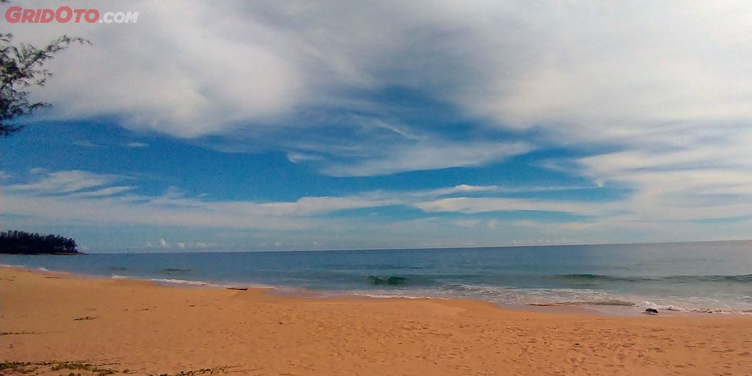 Suasana pantai Sai Kaew, distrik Thalang Phuket Thailand.