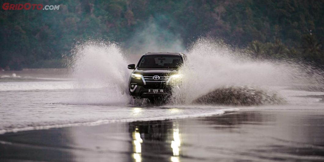 Toyota Fortuner Hidden Beach, Melibas Ombak di Pesisir Pantai