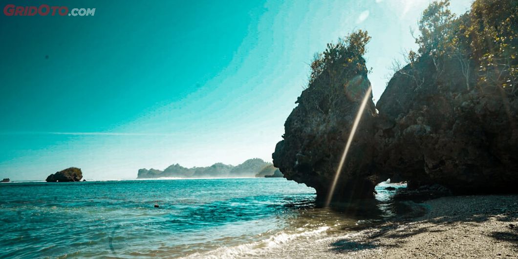 Toyota Fortuner Hidden Beach, Keindahan Pantai Kondang Merak, Malang