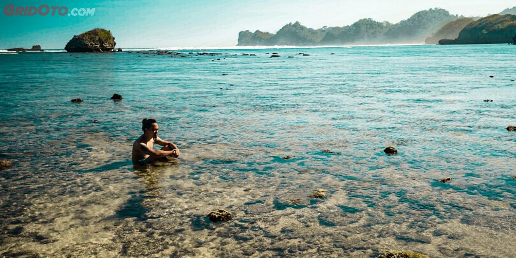 Toyota Fortuner Hidden Beach, Jernihnya Air Laut di Pantai Kondang Merak