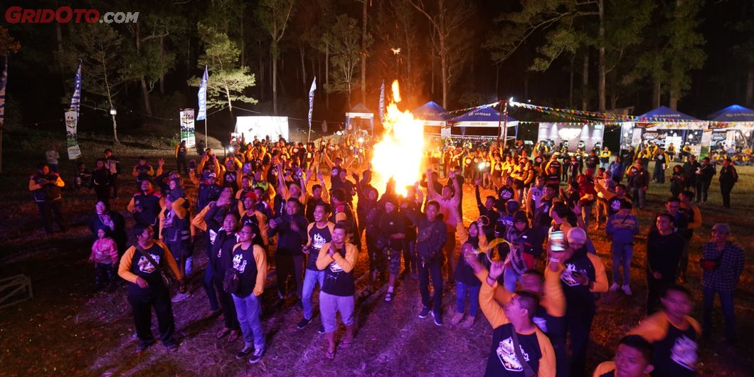 Acara api unggun pada Maxi Yamaha Day 2019 Jawa Timur