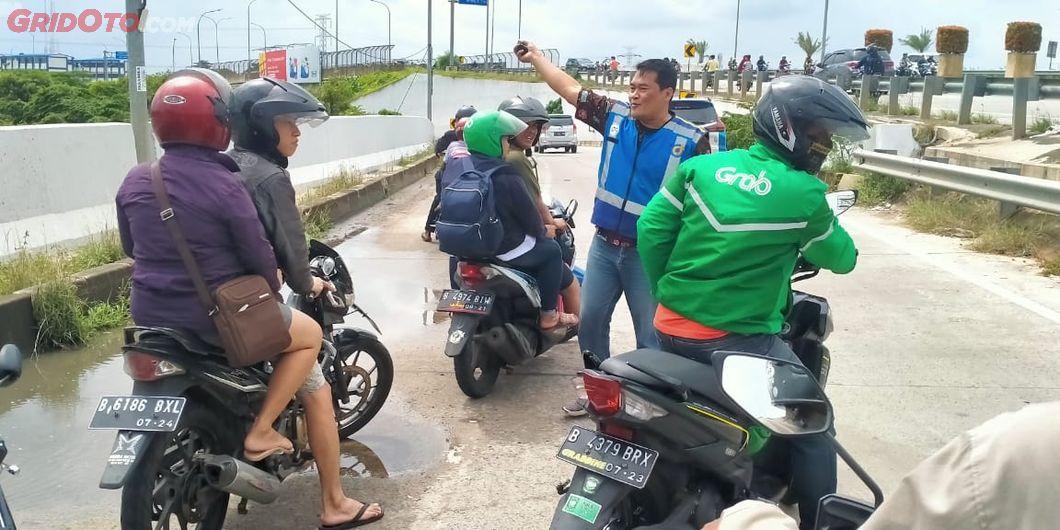 Pemotor tetap memaksa masuk 