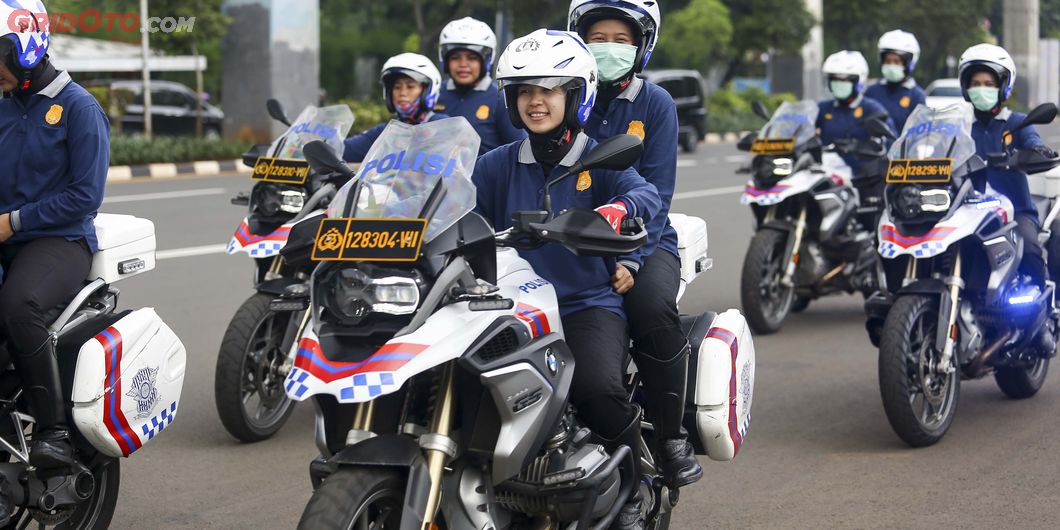 Latihan atraksi BM Polwan