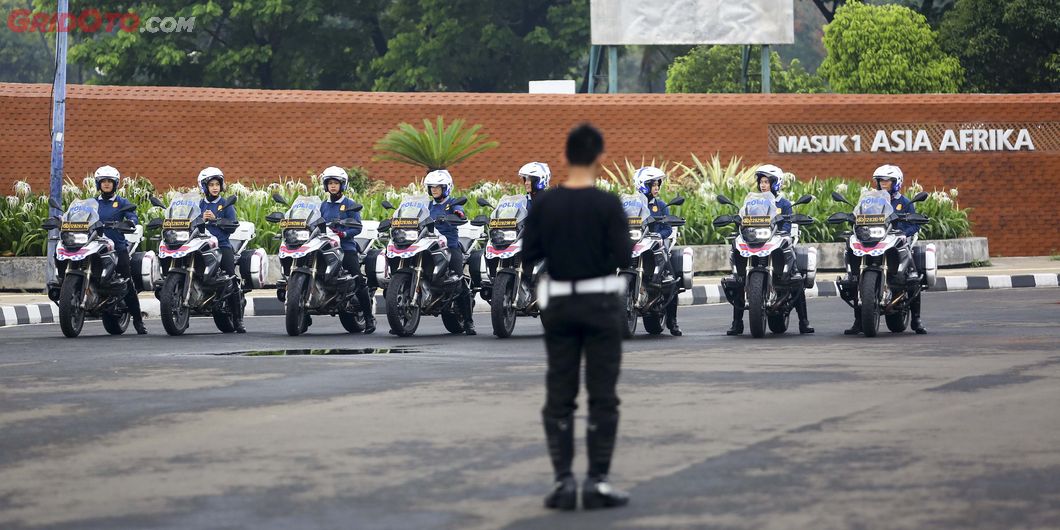 Latihan atraksi BM Polwan