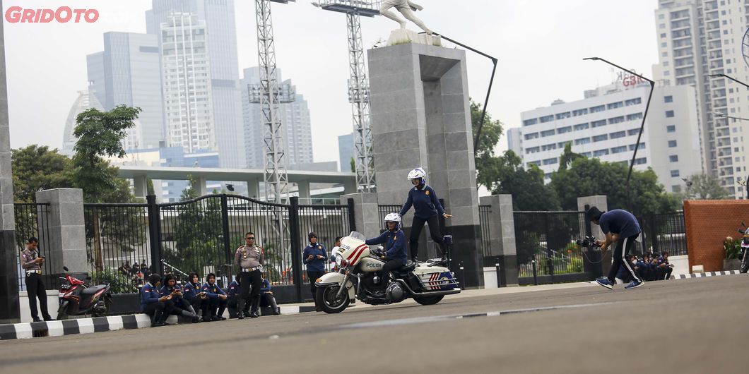 Latihan atraksi BM Polwan