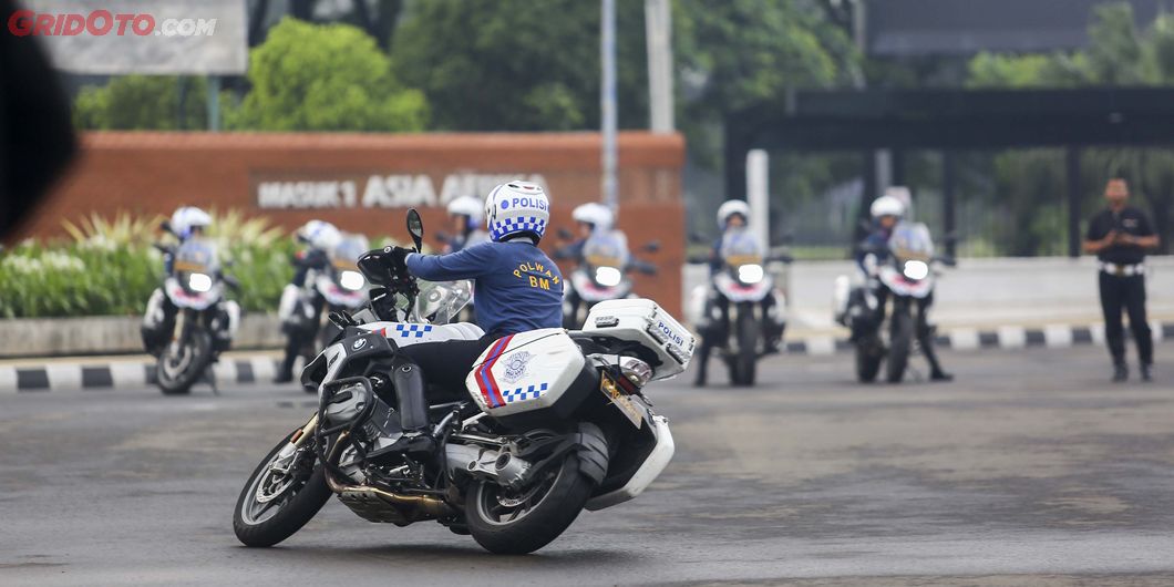 Latihan atraksi BM Polwan