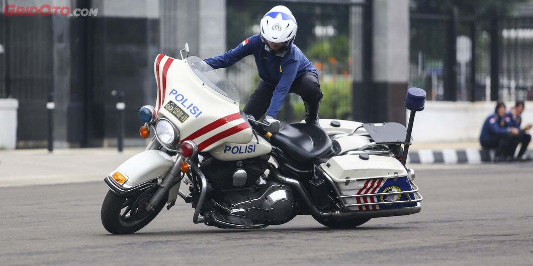 Begini Latihan Atraksi BM Polwan Cantik Mengendarai Moge 