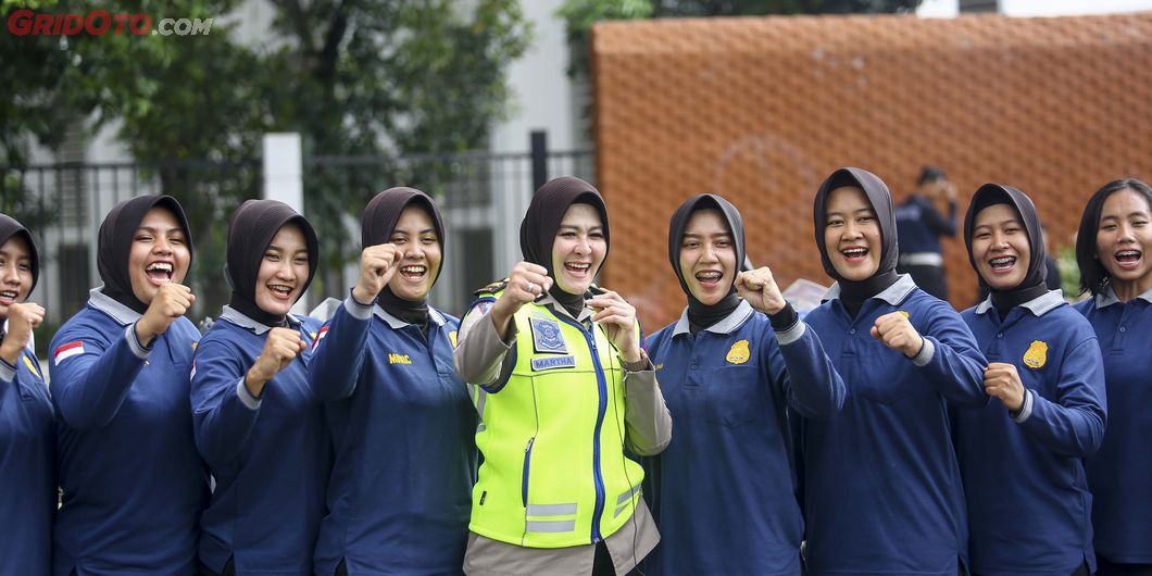 Latihan atraksi BM Polwan