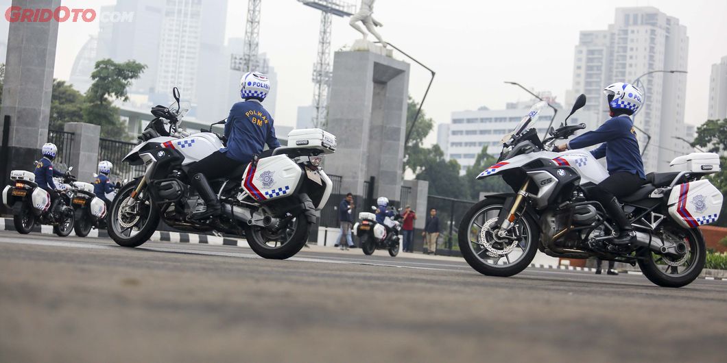 Latihan atraksi BM Polwan