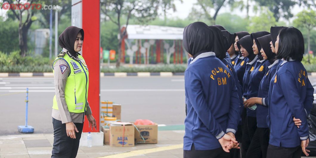 Latihan atraksi BM Polwan