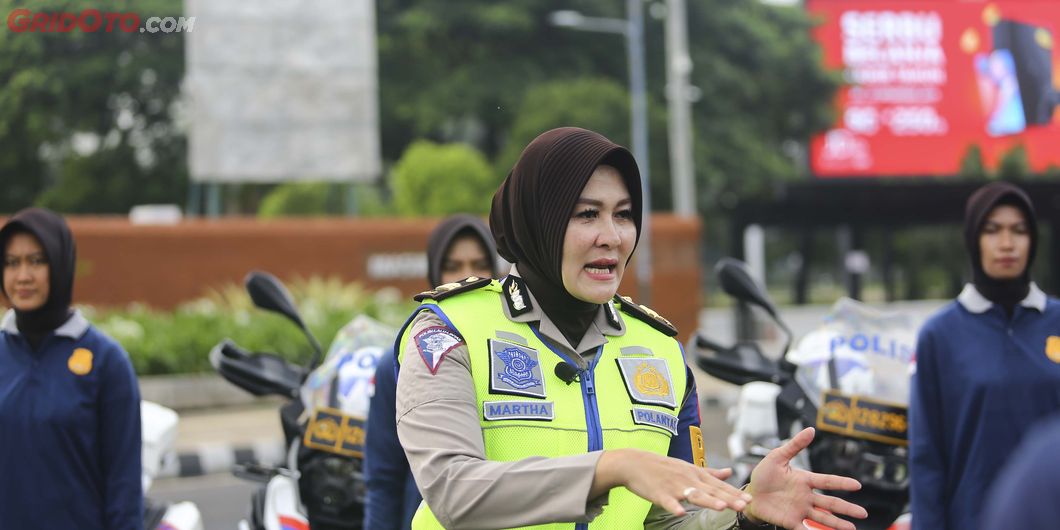 Latihan atraksi BM Polwan