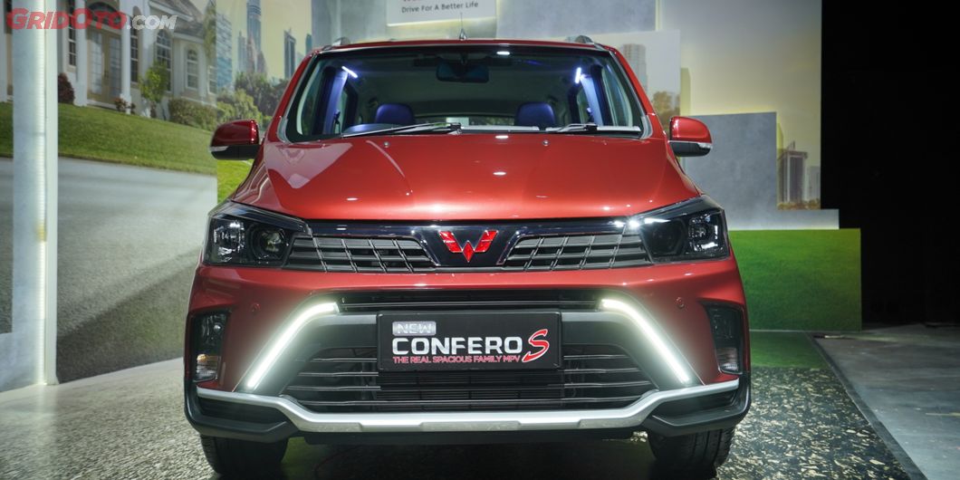 Tampang baru dengan ditambahkannya aksen DRL pada Wuling Confero S