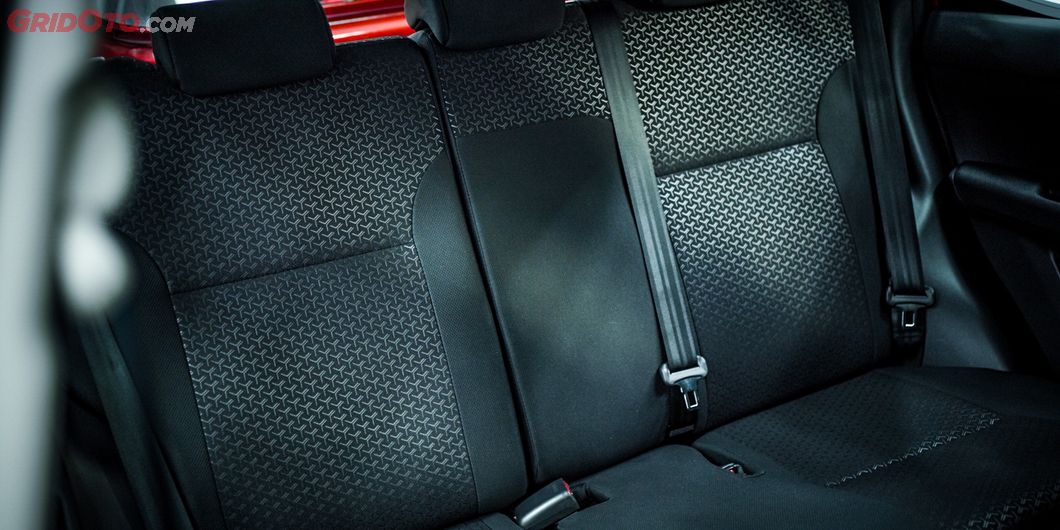 Jok baris kedua Daihatsu Rocky