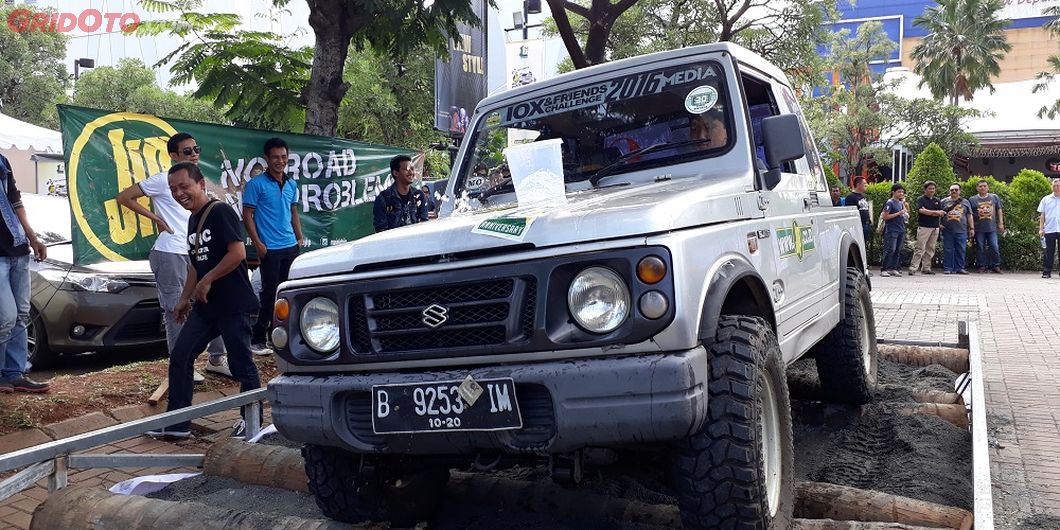 Para peserta juga menjajal trek offroad dengan tantangan membawa wadah berisi air di atas kap mesin 