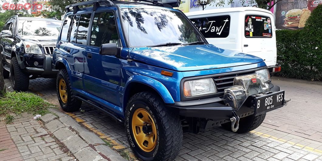 Suzuki Escudo kelir biru