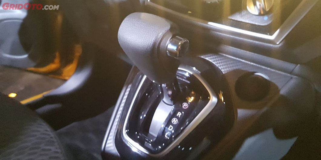 Datsun Cross memiliki dua varian transmisi yaitu manual dan CVT