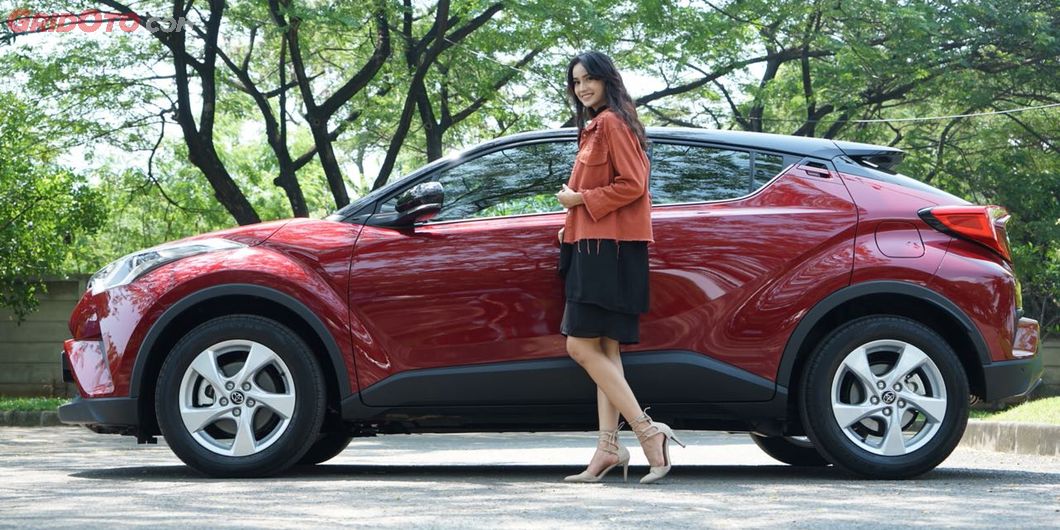 Model Berpose Dengan Toyota C-HR, Saat Sesi First Drive, Ancol (02/05/2018)