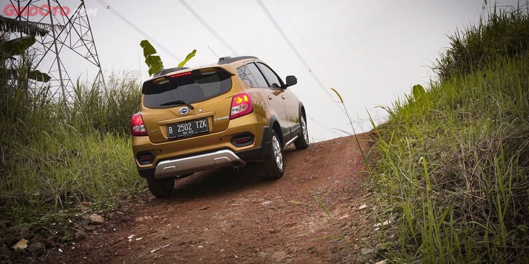 Pengereman dilengkapi ABS, EBD, BA (brake assist), dan B-LSD (brake-limited slip differential).