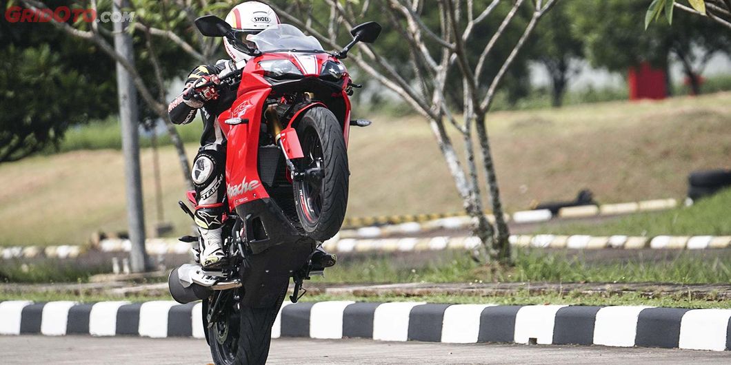 Koplingnya pakai kampas 8 lapis, terbilang ringan, tidak mudah slip, sangat mudah  diajak wheelie.