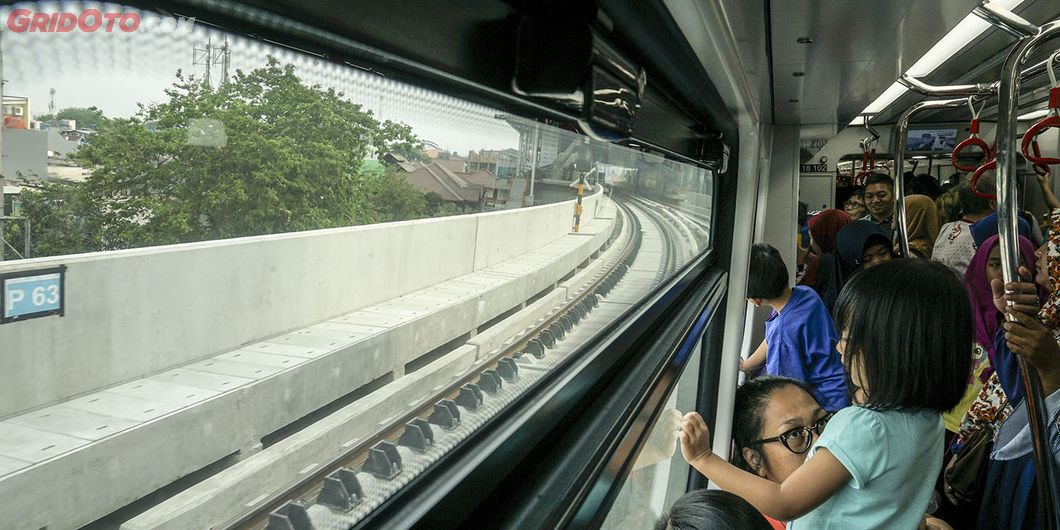 Uji Coba LRT fase pertama Stasiun Velodrome Rawamangun – Kelapa Gading. Photo : Agus Salim