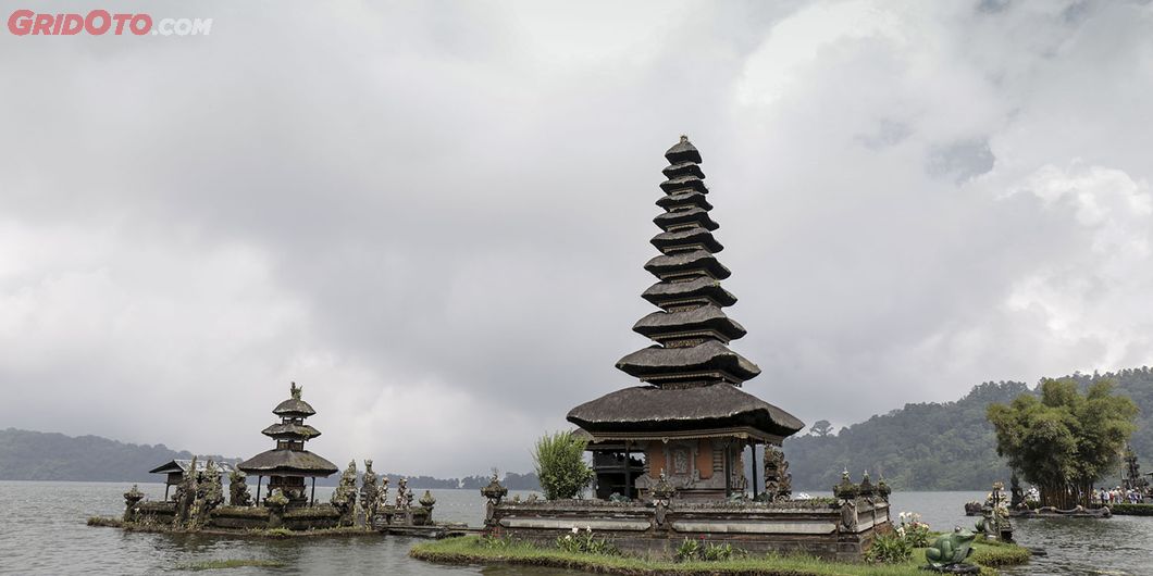 Perjalanan MAXI YAMAHA Tour de Indonesia Etape East 3 Denpasar &ndash; Lovina. Photo : RR Inne Aveline