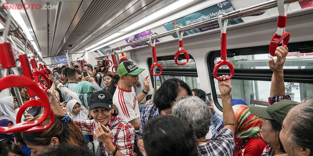 Uji Coba LRT fase pertama Stasiun Velodrome Rawamangun – Kelapa Gading. Photo : Agus Salim