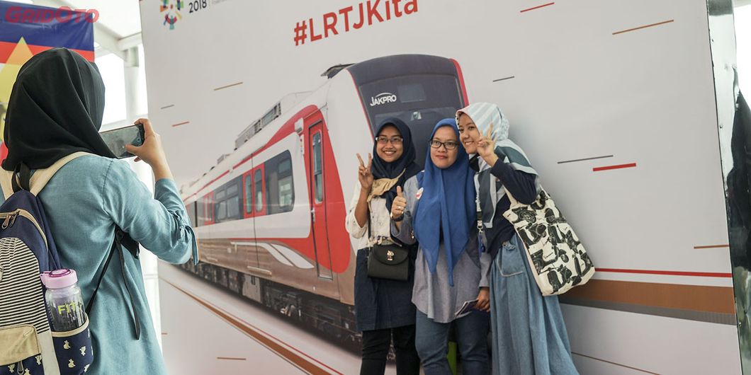 Uji Coba LRT fase pertama Stasiun Velodrome Rawamangun &ndash; Kelapa Gading. Photo : Agus Salim