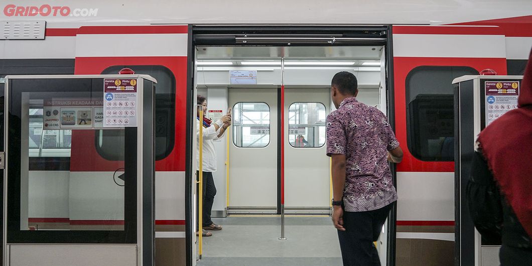 Uji Coba LRT fase pertama Stasiun Velodrome Rawamangun – Kelapa Gading. Photo : Agus Salim