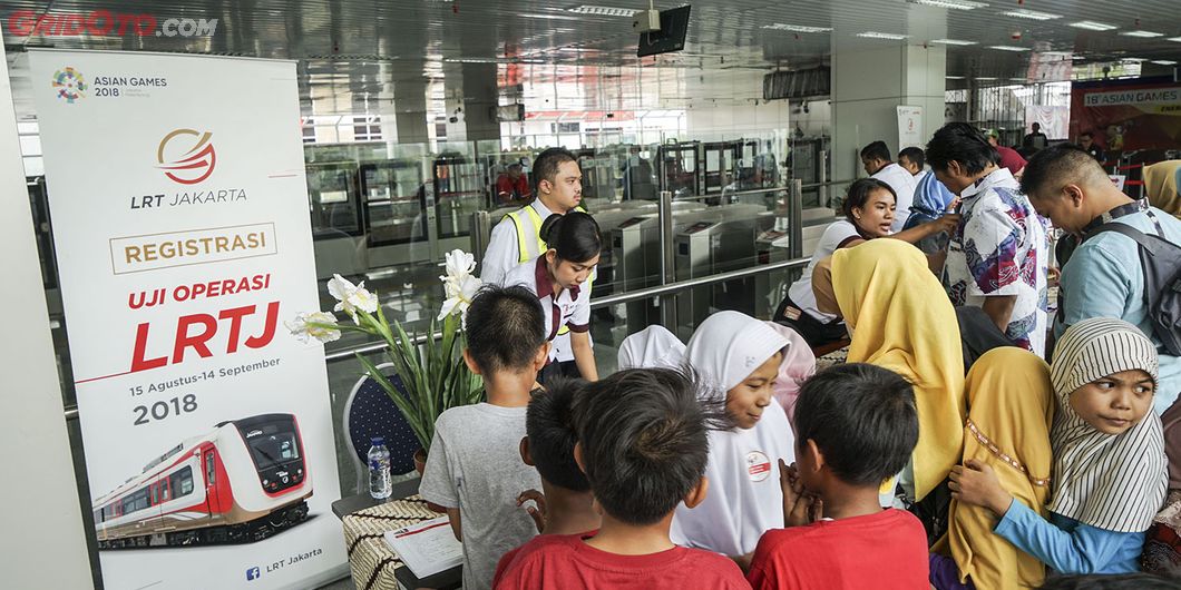 Uji Coba LRT fase pertama Stasiun Velodrome Rawamangun &ndash; Kelapa Gading. Photo : Agus Salim