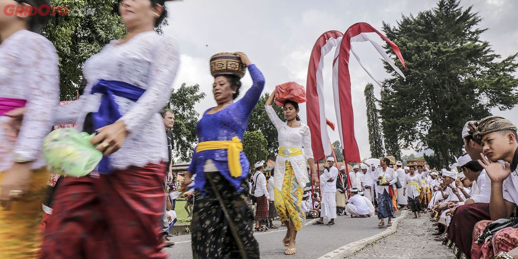 Perjalanan MAXI YAMAHA Tour de Indonesia Etape East 3 Denpasar &ndash; Lovina. Photo : RR Inne Aveline