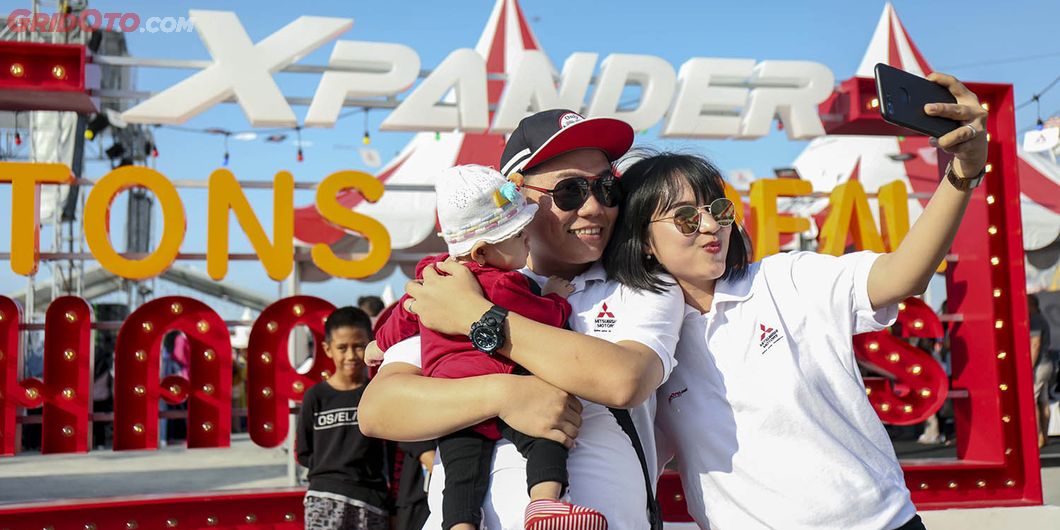 Selfie bareng keluarga di Tons of Real Happiness Makassar. Photo : Gugum Gumilar