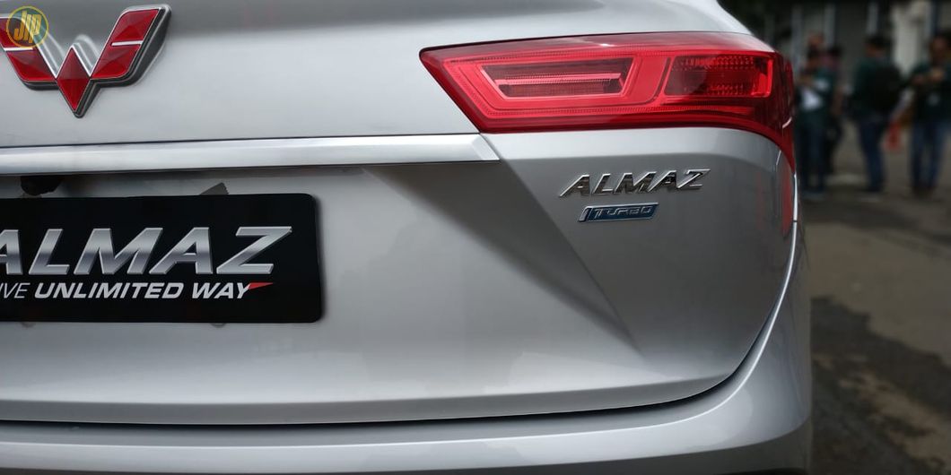 Tampak logo bertulisan Almaz di bagian bodi belakang SUV teranyar Wuling Motors ini