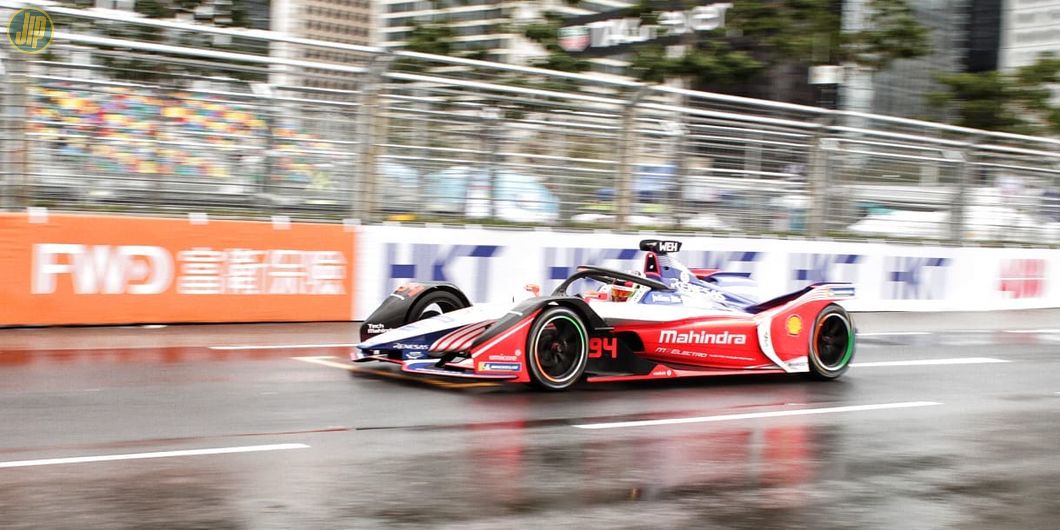 Kondisi trek basah pada saat balapan Formula E Hongkong