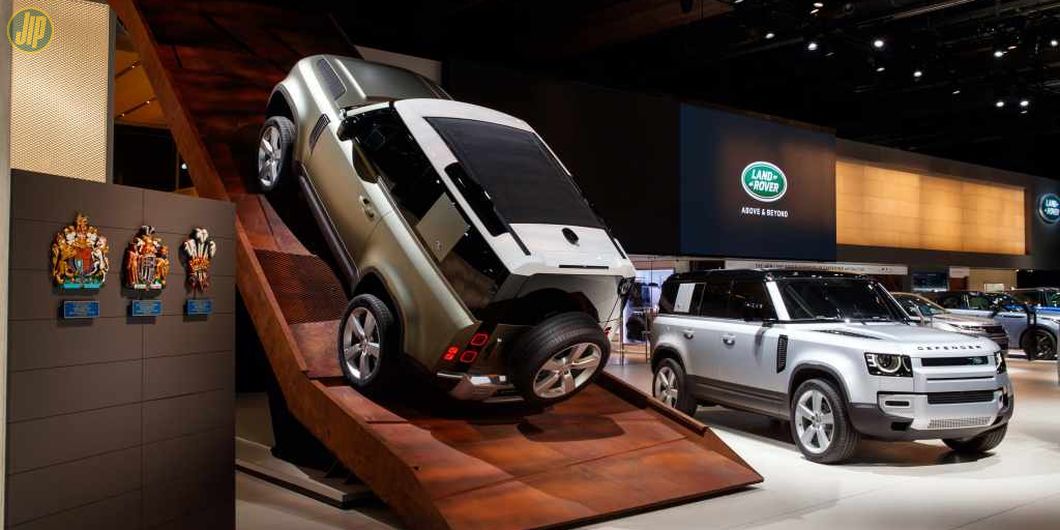 Land Rover Defender terbaru diluncurkan di Frankfurt Motor Show 2019, Jerman (10/9).