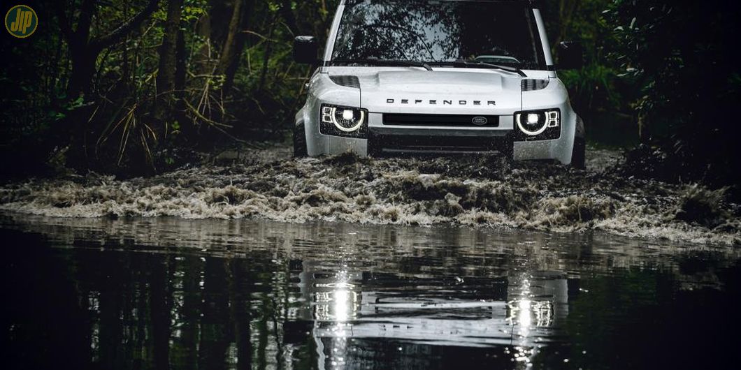 Land Rover Defender terbaru sedang off-road