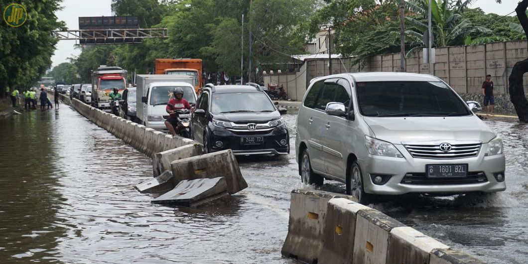 Sejumlah Ruas Jalan Utama di Jakarta Tergenang Banjir