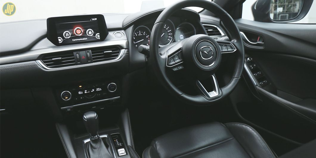 Interior Mazda6 Estate juga tidak ada yang berbeda secara desain