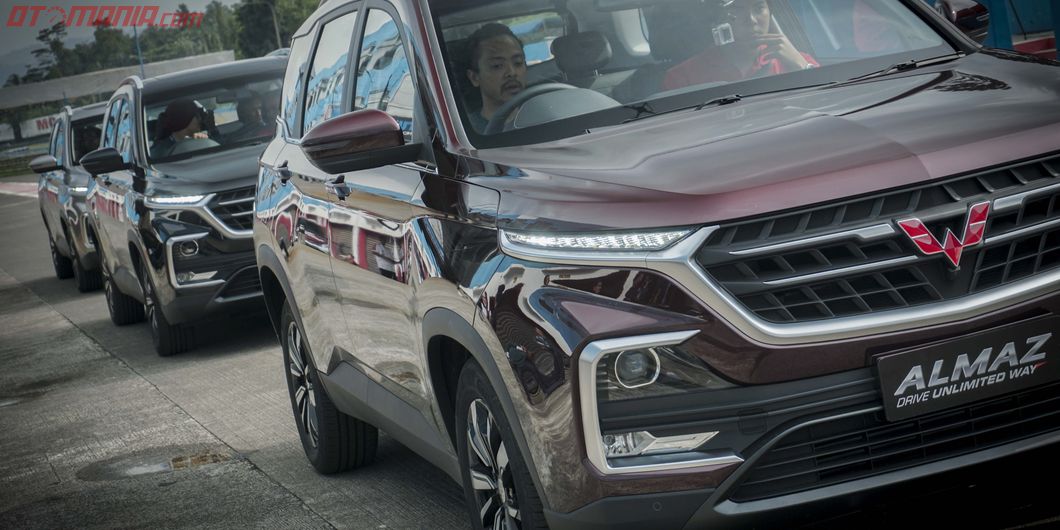 Wuling Almaz menggunakan grille yang besar membuat tampilan depan menjadi lebih kekar