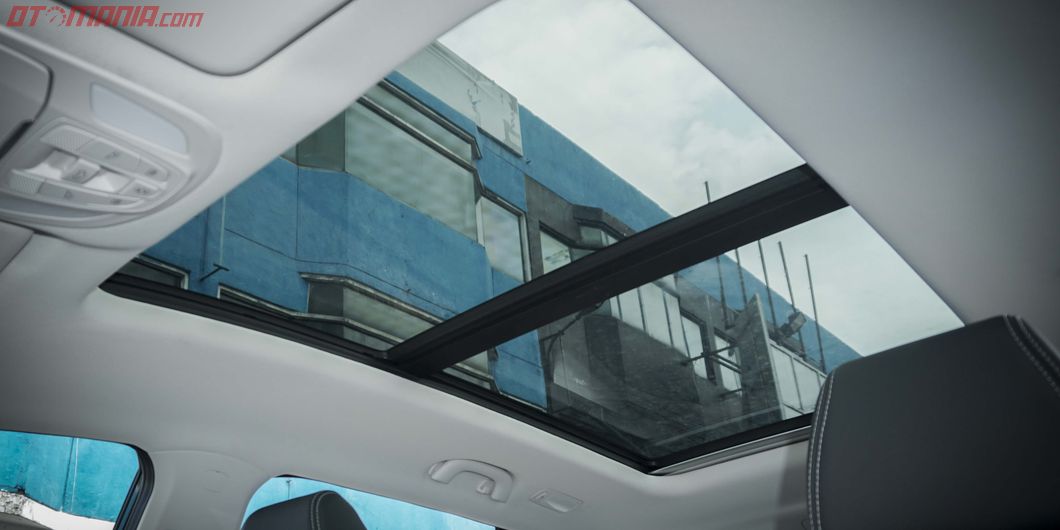 Sudah ada panoramic sunroof