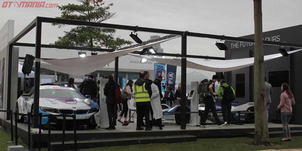 BMW i8 turut mejeng di area sirkuit balapan Formula E Hongkong