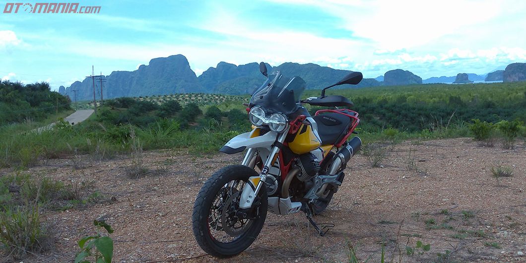 Moto Guzzi V85TT dengan latar belakang Samet Nangshe, distrik Takua Thung Phuket Thailand