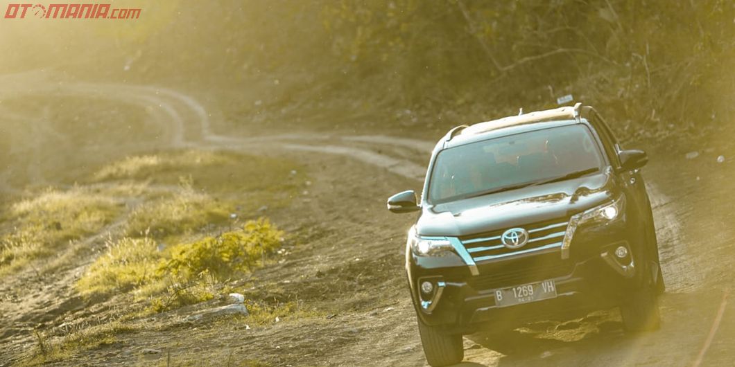 Toyota Fortuner VRZ 4x4 di akses menuju Pantai Kondang Merak