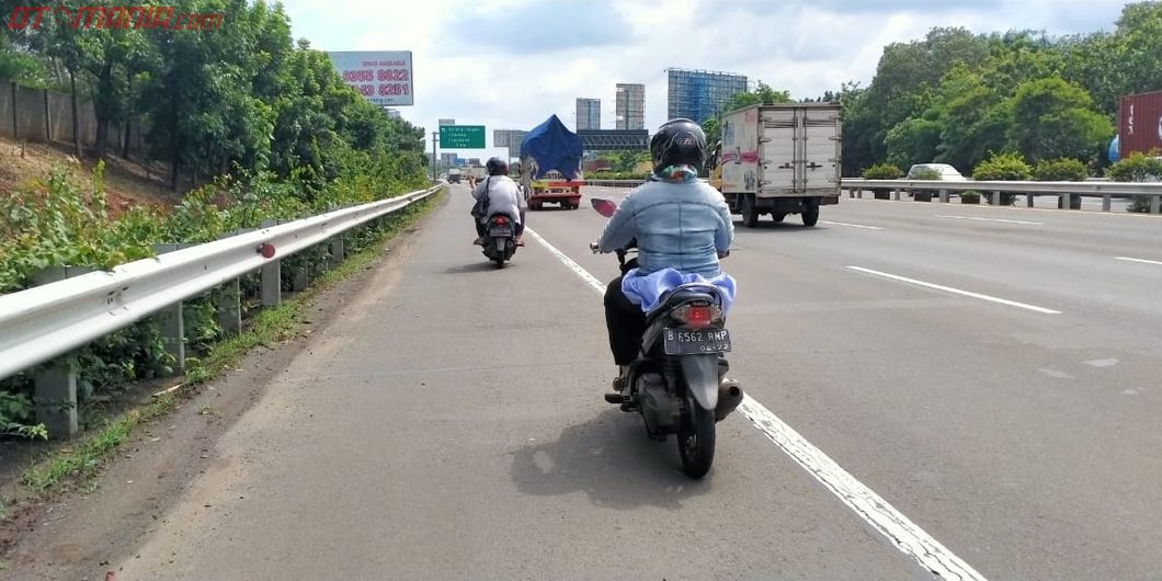 Pemotor nekat masuk tol