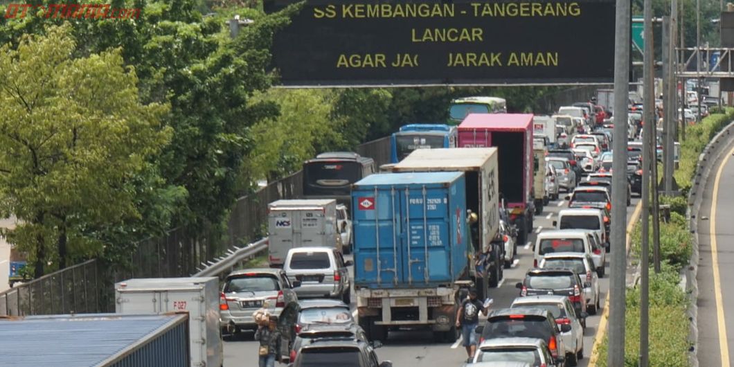 Kemacetan tak terhindarkan di ruas tol Jakarta-Merak akibat banjir yang menggenangi ruas tol Kebon J